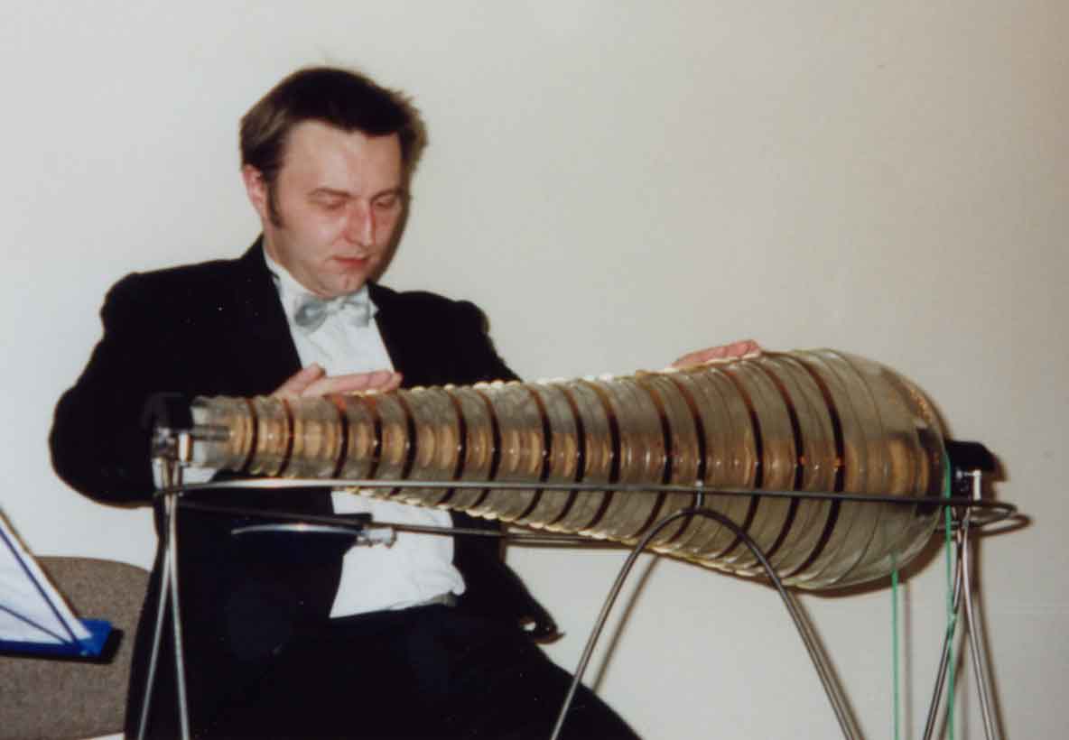Bruno Kliegl beim Glasharmonikaspiel, Januar 2002 in Bad König